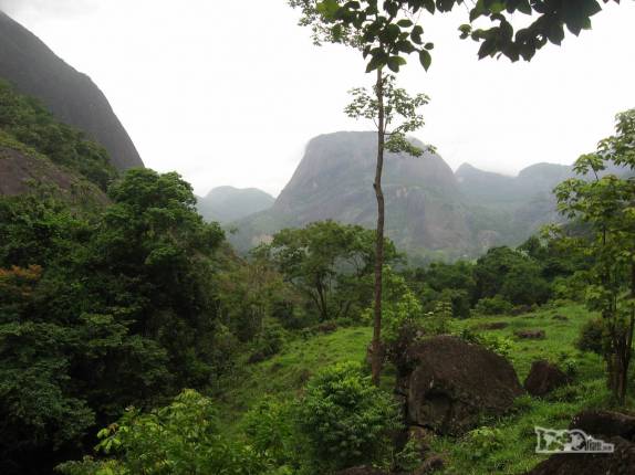 Mesmo com tempo nublado, a incrível beleza da região de Pancas, nos Pontões Capixabas, noroeste do Espírito Santo (foto de Dez/2008)